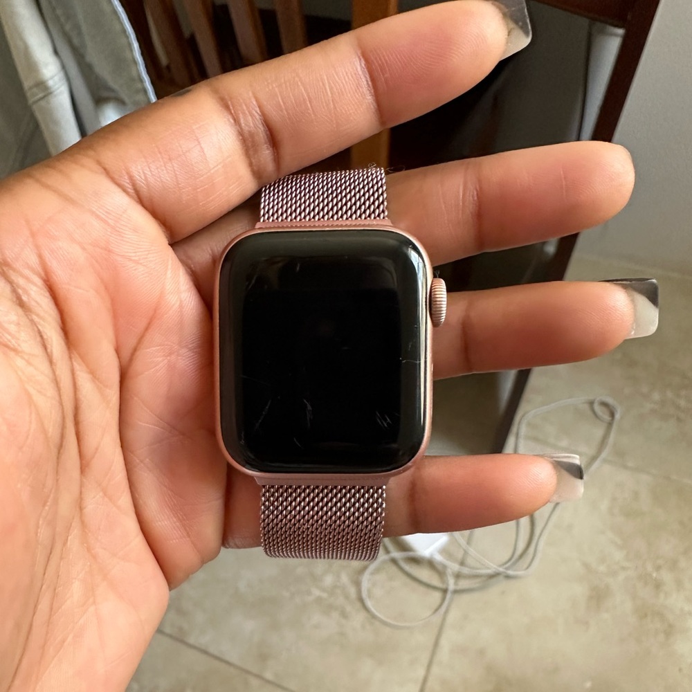 A used Apple Watch 5 series 40 mm in rose gold with LTE